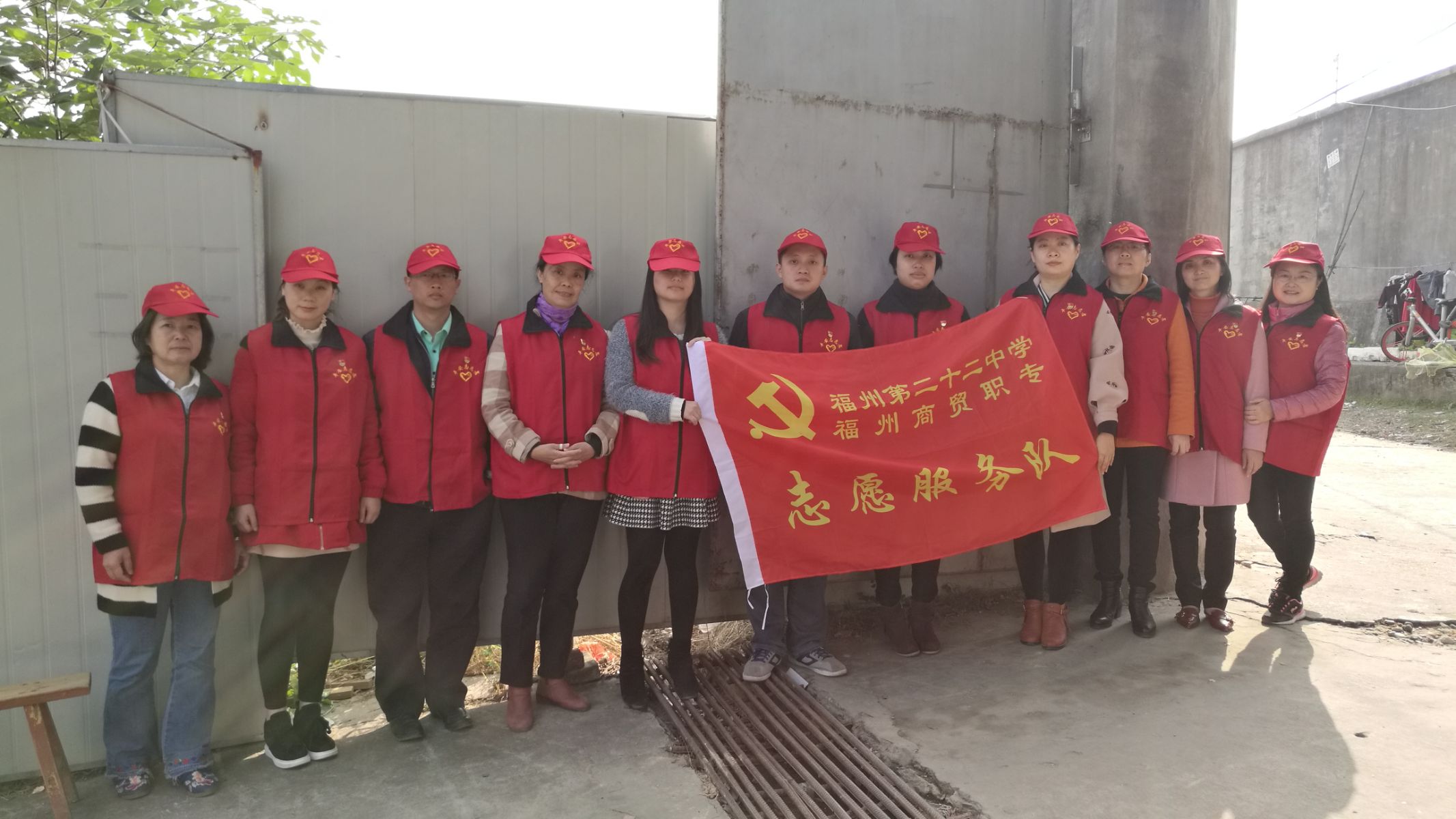 2017-12-6報道：國際志愿者日，我們服務師生（1）.jpg