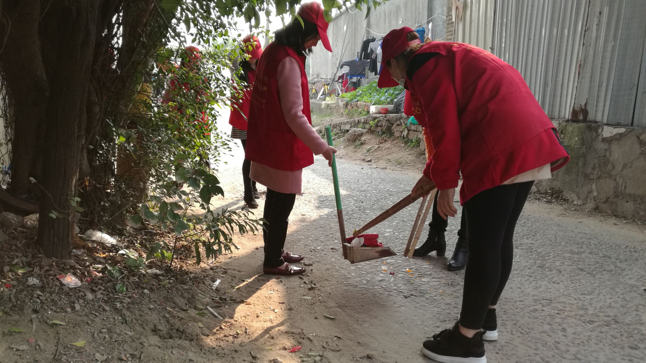 2017-12-6報道：國際志愿者日，我們服務師生（2）.jpg