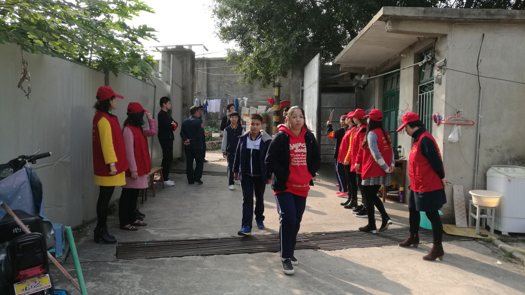 2017-12-6報道：國際志愿者日，我們服務師生（2）.jpg