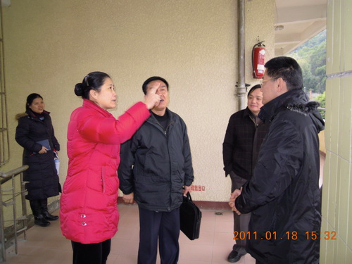 市教育局領(lǐng)導(dǎo)到福州商貿(mào)職專點(diǎn)評(píng)“創(chuàng)先爭(zhēng)優(yōu)”工作.JPG