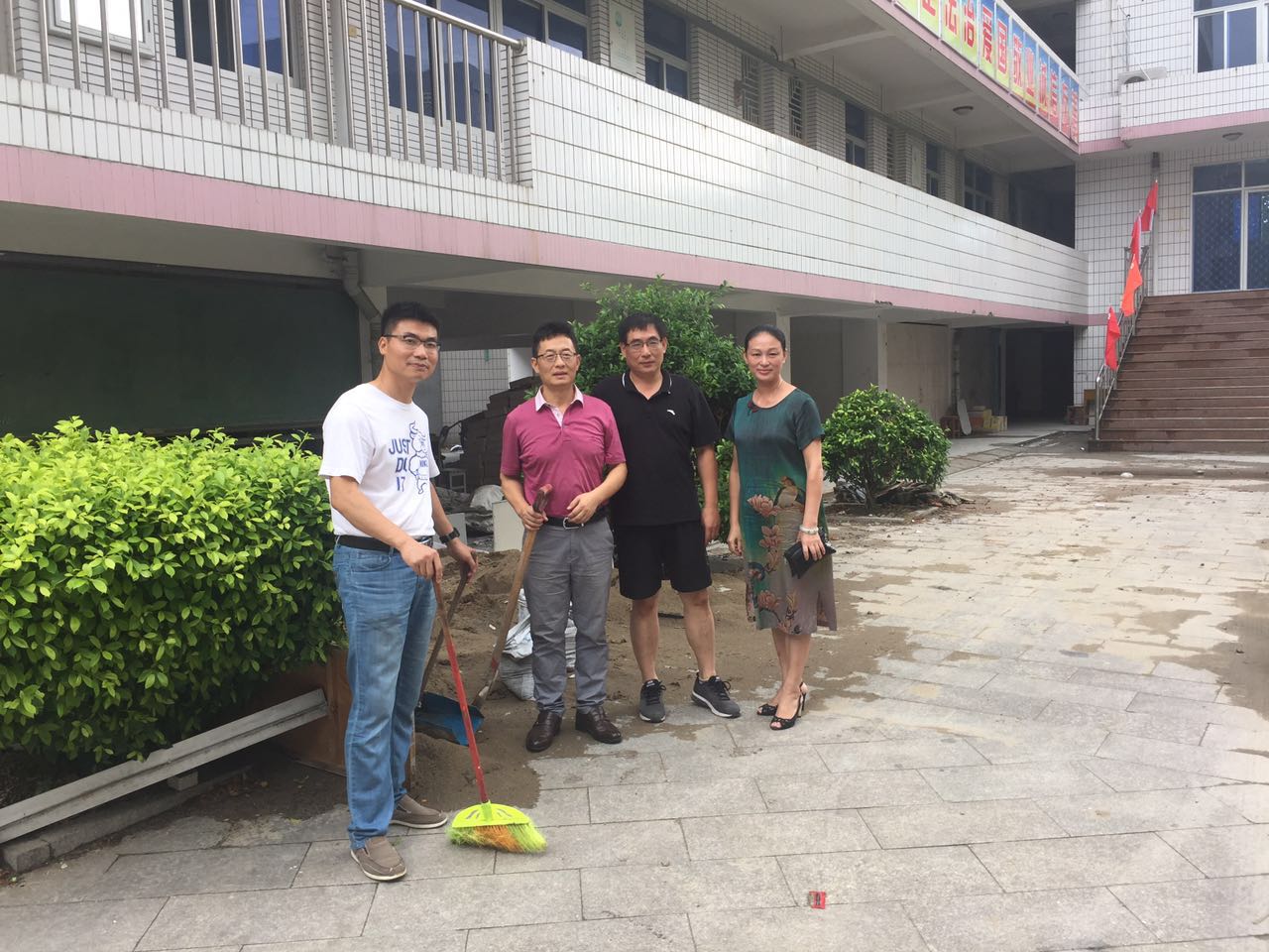 自考辦林穎主任蒞臨學(xué)校檢查指導(dǎo)抗臺(tái)風(fēng)工作.jpg